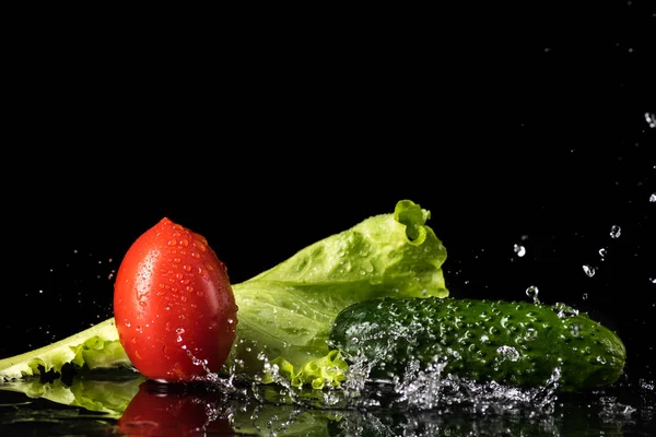 Verduras Frescas Com Baixas Água Fundo Preto Pidor Pepino Pimentão — Fotografia de Stock