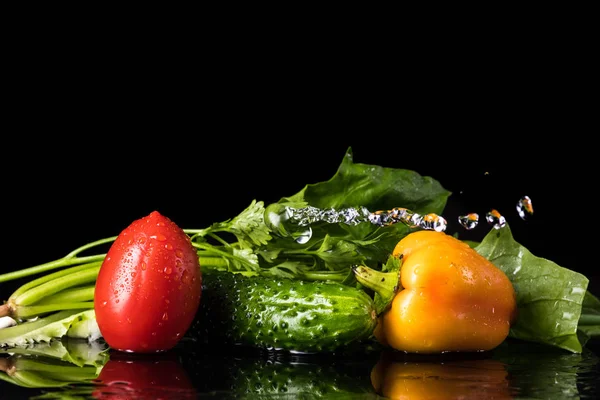 Verduras Frescas Com Baixas Água Fundo Preto Pidor Pepino Pimentão — Fotografia de Stock