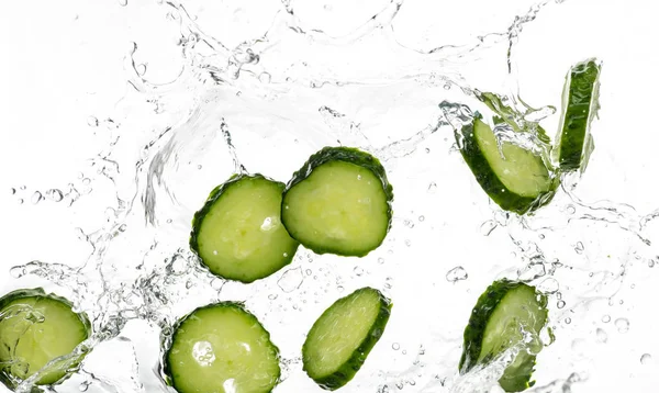 Komkommerschijfjes Tomaat Water Gevallen Een Witte Achtergrond Bovenaanzicht — Stockfoto