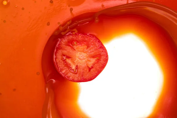 Een Stuk Tomaat Tomatensap Een Plons Vorm Van Een Venster — Stockfoto