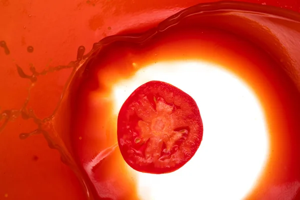 Trozo Tomate Caído Jugo Tomate Chapoteo Forma Ventana Para Texto — Foto de Stock