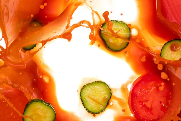 Een Stukje Tomaat Komkommer Tomatensap Een Plons — Stockfoto