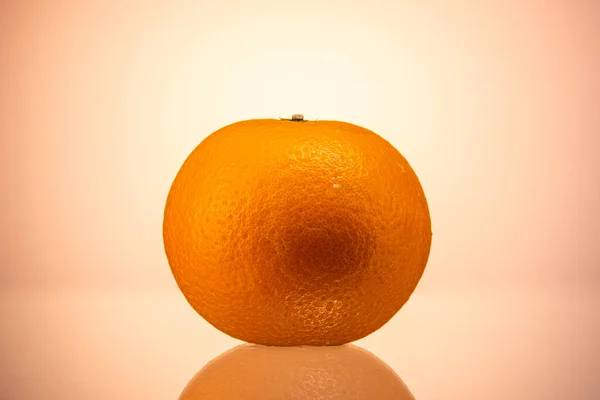 Orange Sur Fond Dégradé Jaune — Photo