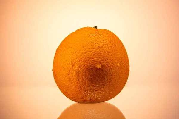 Naranja Sobre Fondo Gradiente Amarillo —  Fotos de Stock