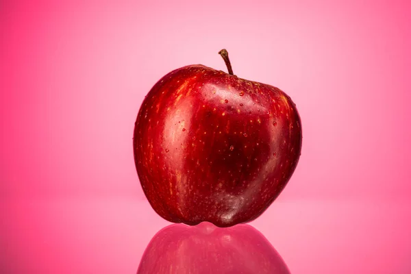 Ripe Red Apple Golden Simirenko Red Gradient Background — Stock Photo, Image