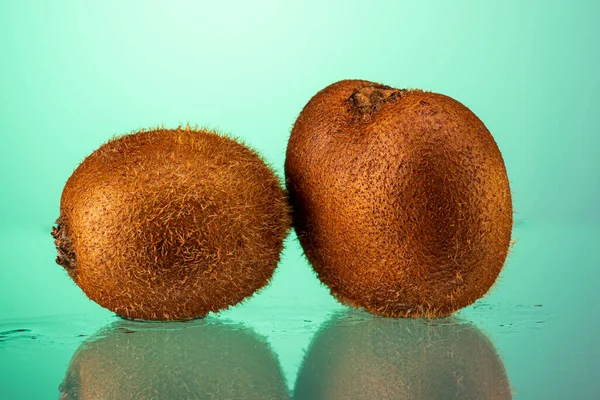 Harige Rijpe Kiwi Een Groene Achtergrond — Stockfoto