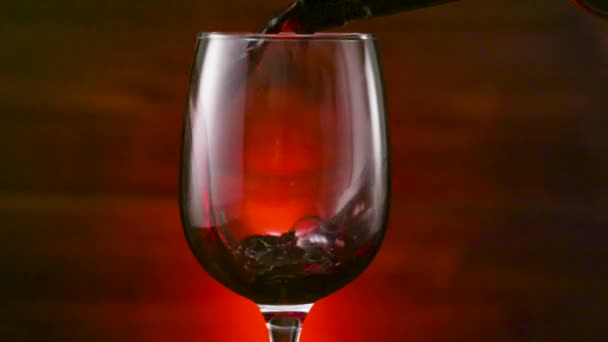 Verser Vin Rouge Dans Verre Sur Fond Bois Ralenti — Video