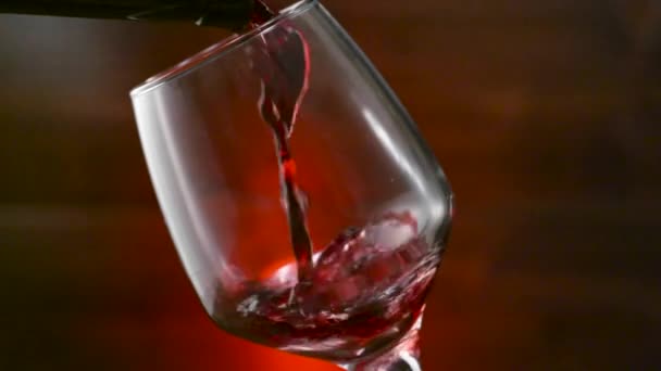 スローモーションで赤ワインをグラスに流し込み — ストック動画