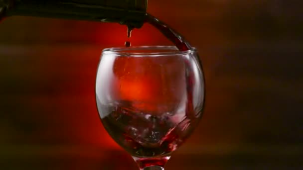 Versando Vino Rosso Nel Bicchiere Fondo Legno Rallentatore — Video Stock