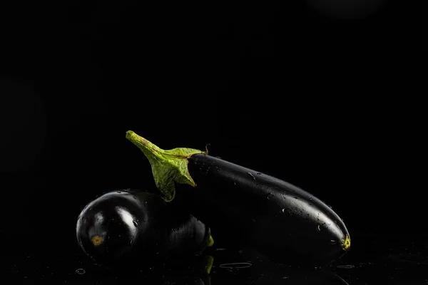 Aubergine Een Zwarte Achtergrond Met Druppels Plons Water — Stockfoto