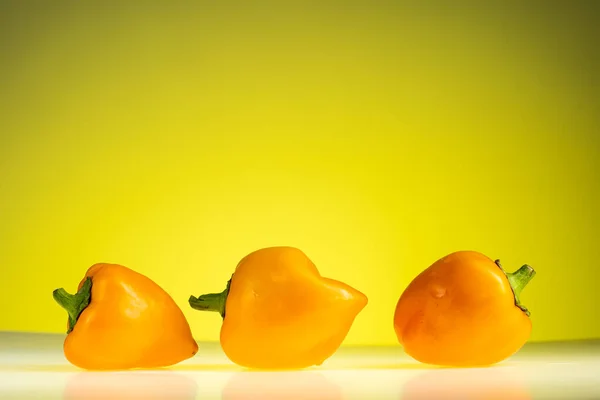 Zoete Paprika Gele Achtergrond Met Waterdruppels Spatten — Stockfoto