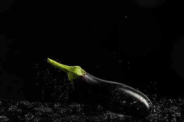 Aubergine Een Zwarte Achtergrond Met Druppels Plons Water — Stockfoto