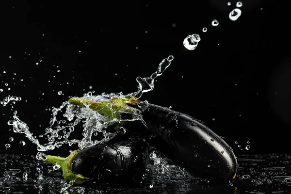 Aubergine Een Zwarte Achtergrond Met Druppels Plons Water — Stockfoto