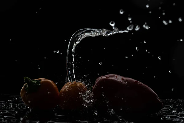 Pimentos Doces Fundo Preto Com Gotas Salpicos Água — Fotografia de Stock