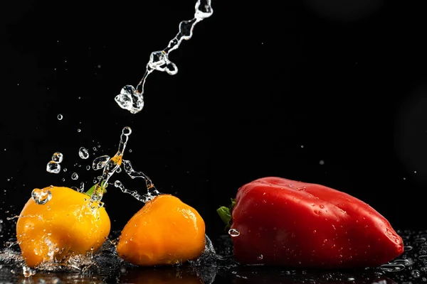 Sweet Peppers Black Background Drops Splashes Water — Stock Photo, Image