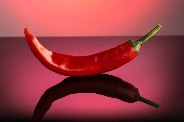 Pimientos Rojos Picantes Largos Ardiendo Fuego Sobre Fondo Rojo Oscuro —  Fotos de Stock