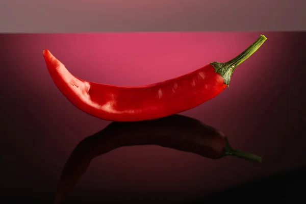 Rode Hete Lange Chili Paprika Branden Brand Een Rode Donkere — Stockfoto