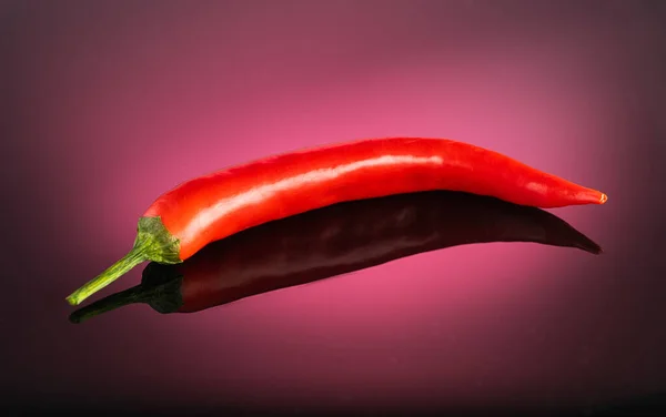 Rode Hete Lange Chili Paprika Branden Brand Een Rode Donkere — Stockfoto
