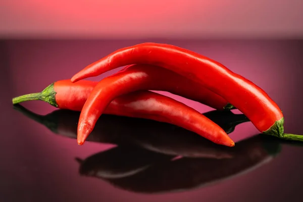 Pimientos Rojos Picantes Largos Ardiendo Fuego Sobre Fondo Rojo Oscuro —  Fotos de Stock