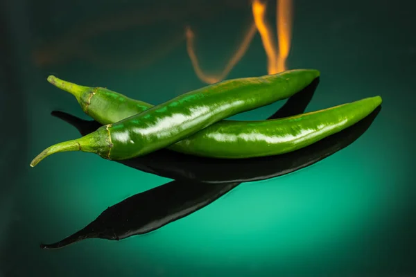 Rode Hete Lange Chili Paprika Branden Brand Een Rode Donkere — Stockfoto