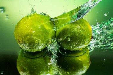 tam kireç ve iki yarım arkaplan üzerinde su sıçraması