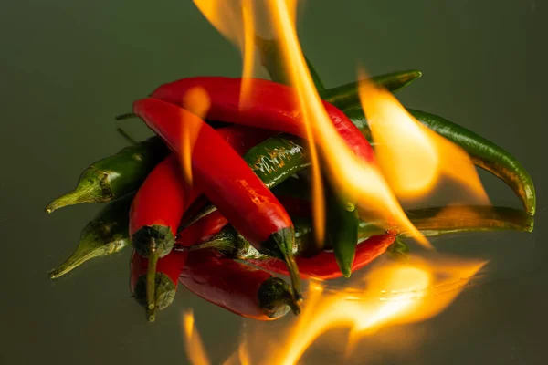 Horké Červené Zelené Papriky Hoří Chilli Požáru Gradientu Pozadí — Stock fotografie