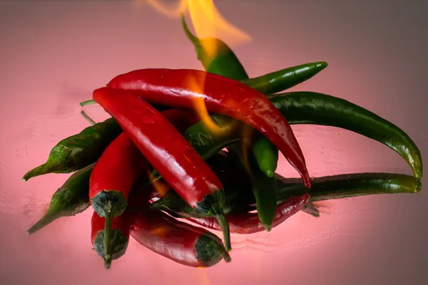 Pimientos Rojos Verdes Picantes Ardiendo Fuego Chile Sobre Fondo Degradado —  Fotos de Stock