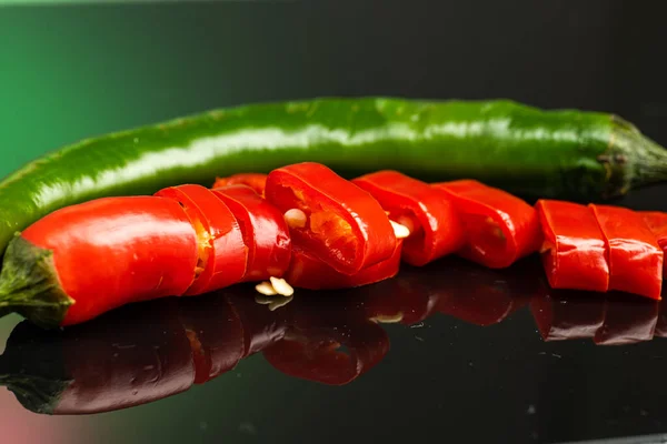 红辣椒和青椒在辣椒火中在梯度背景下燃烧 — 图库照片