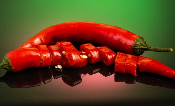 Pimientos Rojos Verdes Picantes Ardiendo Fuego Chile Sobre Fondo Degradado —  Fotos de Stock