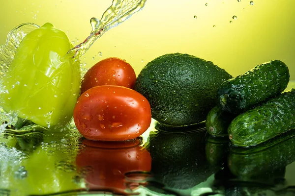 Set Groenten Voor Salade Met Waterspetters Gradiëntondergrond — Stockfoto