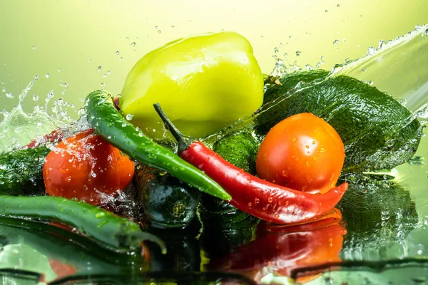 Set Groenten Voor Salade Met Waterspetters Gradiëntondergrond — Stockfoto