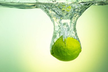 Suyun altında yeşil kireç damlaları var.