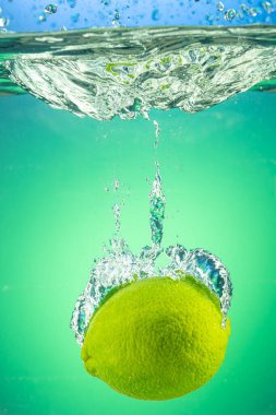 Suyun altında yeşil kireç damlaları var.