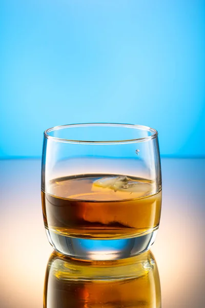 Whisky Avec Éclaboussure Glace Dans Verre Sur Fond Dégradé Couleur — Photo