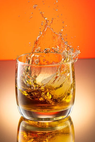 Whisky Avec Éclaboussure Glace Dans Verre Sur Fond Dégradé Couleur — Photo