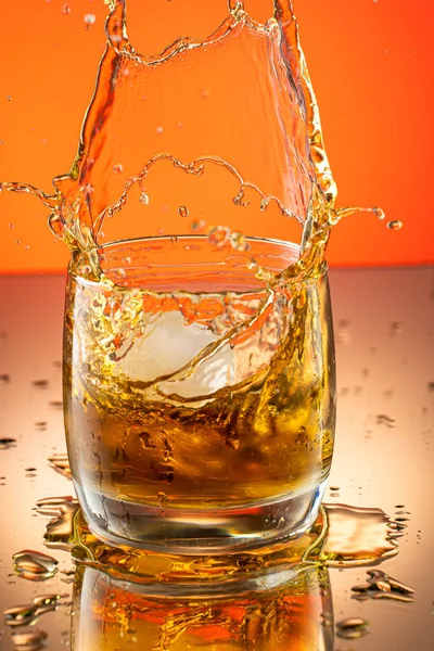 Whisky Mit Eisspritzer Glas Auf Farbigem Hintergrund — Stockfoto