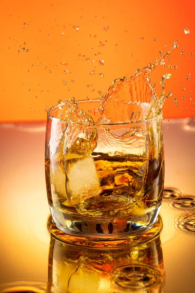 Whisky Mit Eisspritzer Glas Auf Farbigem Hintergrund — Stockfoto