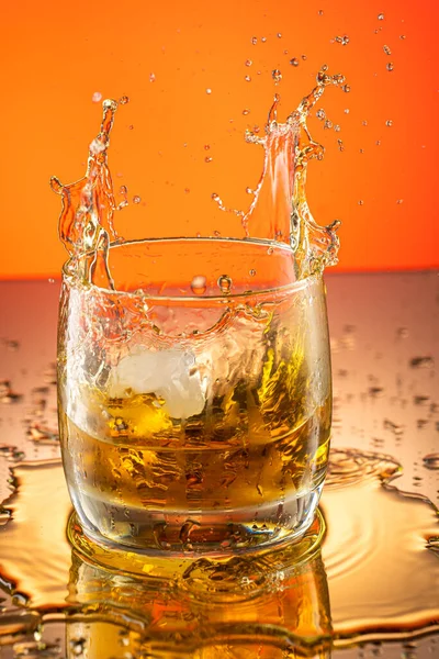 Whisky Avec Éclaboussure Glace Dans Verre Sur Fond Dégradé Couleur — Photo