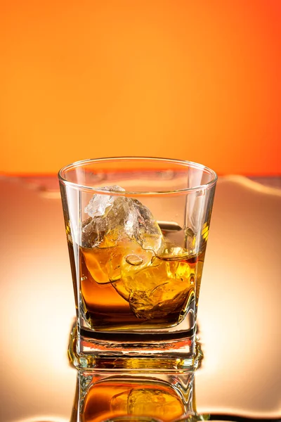 Whisky Mit Eisspritzer Glas Auf Farbigem Hintergrund — Stockfoto