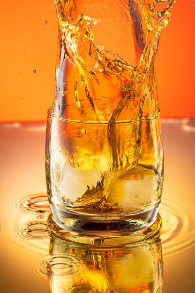Whisky Com Respingo Gelo Copo Fundo Gradiente Colorido — Fotografia de Stock