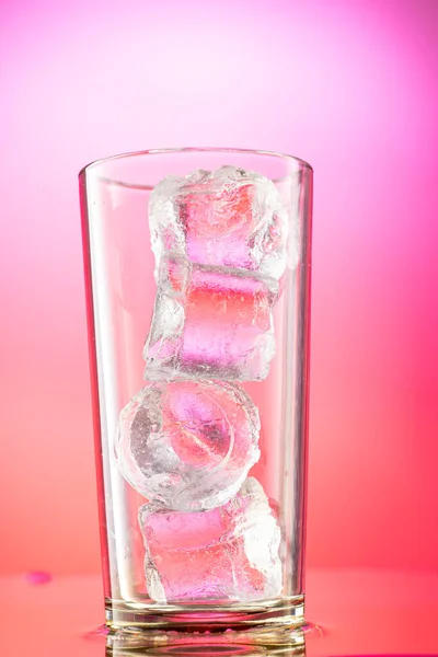 Trozos Hielo Puro Real Vaso Sobre Fondo Degradado Color Los — Foto de Stock