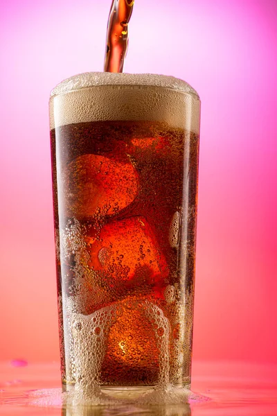 Hälla Cola Ett Glas Med Bitar Ren Riktig Röd Lila — Stockfoto