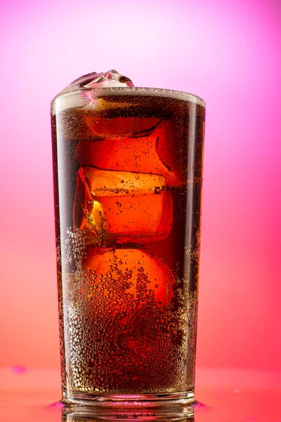 Hälla Cola Ett Glas Med Bitar Ren Riktig Röd Lila — Stockfoto