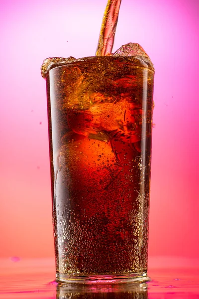 Hälla Cola Ett Glas Med Bitar Ren Riktig Röd Lila — Stockfoto