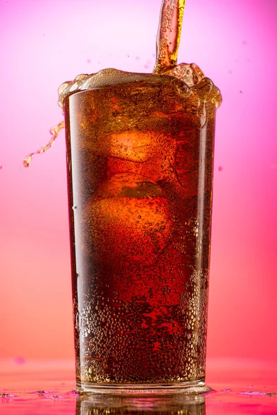 Cola Ein Glas Mit Echten Eisstücken Auf Einem Rot Violetten — Stockfoto