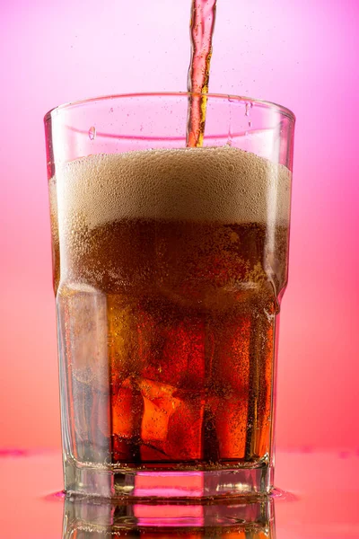 Hälla Cola Ett Glas Med Bitar Ren Riktig Röd Lila — Stockfoto