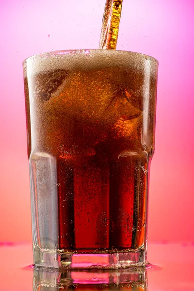 Hälla Cola Ett Glas Med Bitar Ren Riktig Röd Lila — Stockfoto