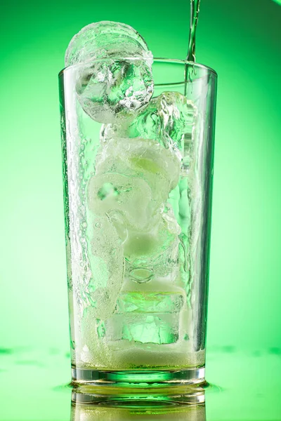 Gießen Grüner Estragon Limonade Glas Mit Stücken Reinen Echten Eises — Stockfoto