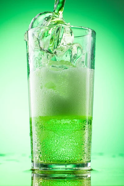Verter Limonada Estragão Verde Vidro Com Pedaços Gelo Real Puro — Fotografia de Stock