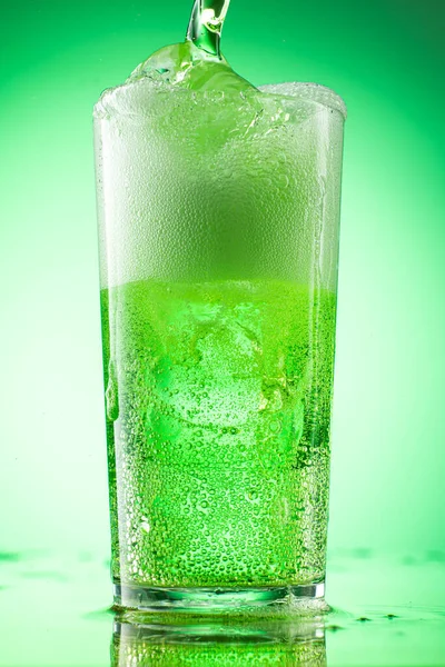 Versando Limonata Dragoncello Verde Vetro Con Pezzi Ghiaccio Puro Reale — Foto Stock